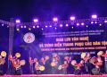 Sắc màu trang phục Việt Nam tỏa sáng tại Lễ hội Ném còn