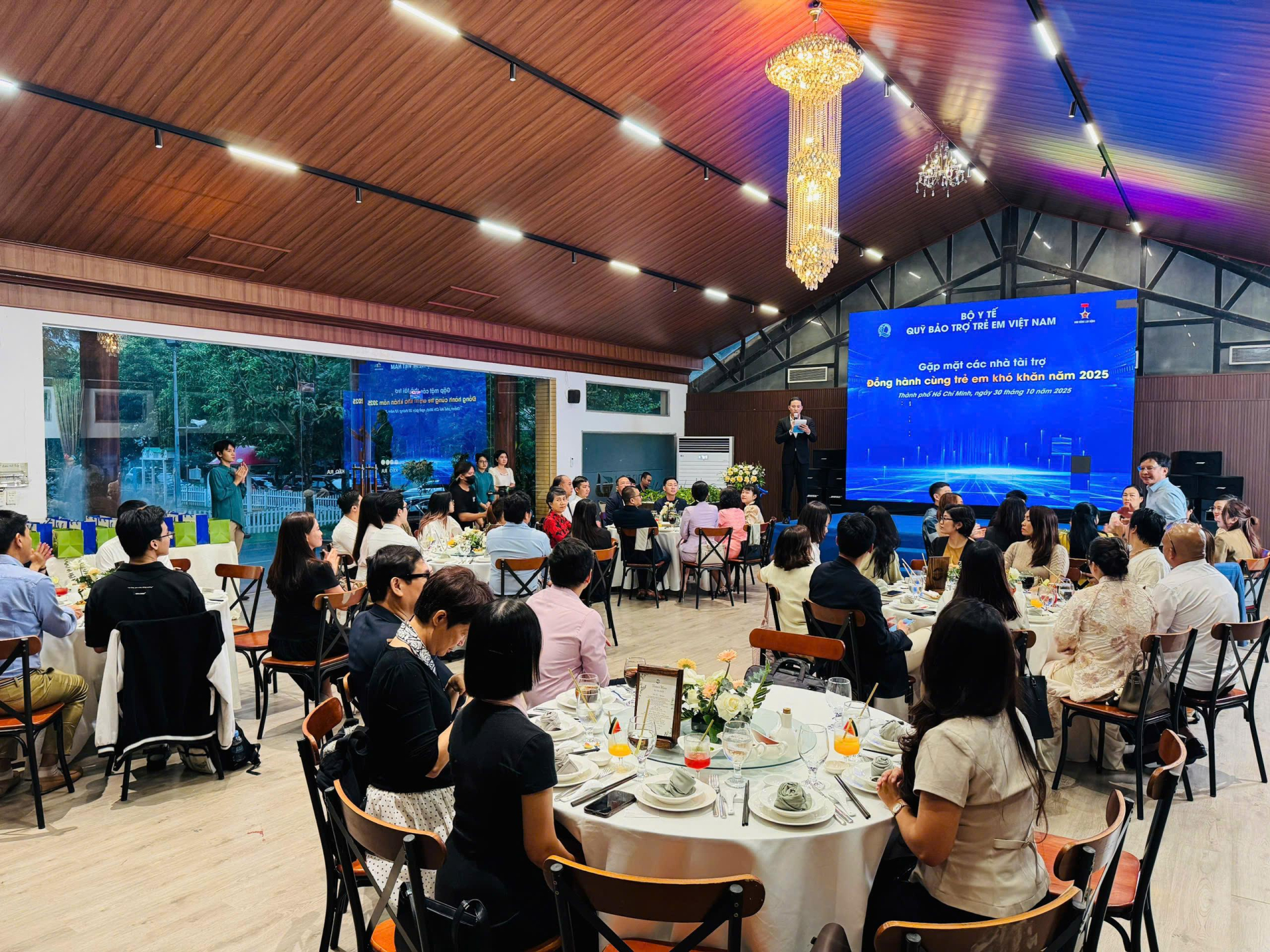 Các đại biểu dự buổi gặp mặt. A1