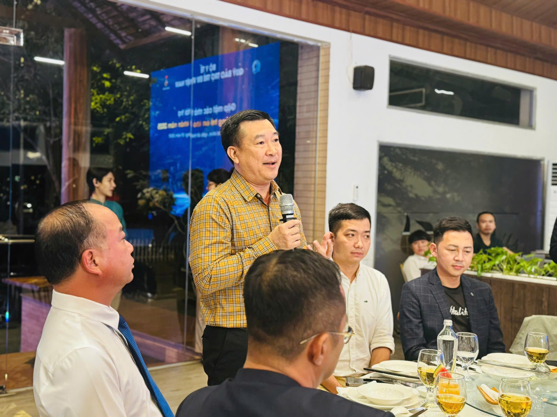 Ông Đỗ Thanh Tuấn - Giám đốc đối ngoại Công ty Cổ phần sữa Việt Nam phát biểu tại buổi gặp mặt. A4