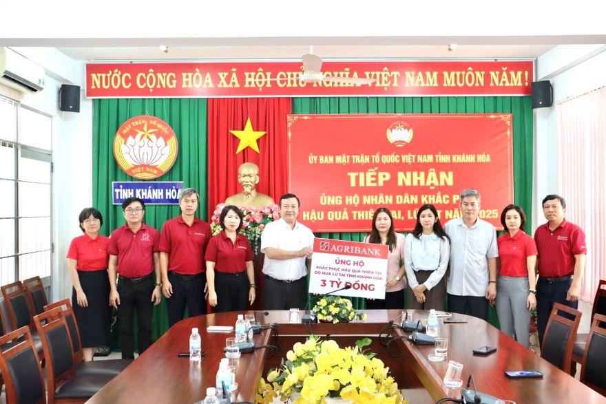 Đại diện Agribank, ông Nguyễn Tiến Trường - Trưởng Văn phòng đại diện khu vực Miền trung trao ủng hộ tỉnh Khánh Hòa. AGRIBANK