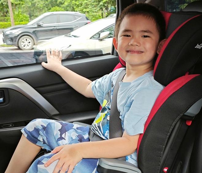 Trẻ em khi ngồi trên thiết bị ghế an toàn khi xe di chuyển tốc độ cao sẽ giảm đáng kể nguy cơ chấn thương và tử vong trong các vụ va chạm giao thông. (Ảnh: PV/Vietnam+) ghế an toàn