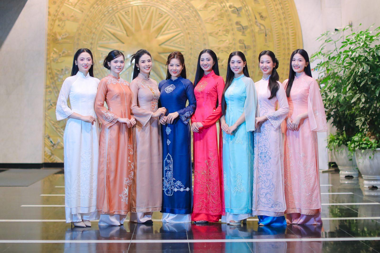 Các người đẹp, nghệ sĩ mặc áo dài trong bộ sưu tập mới nhất HHHoa hậu Ngọc Hân 1