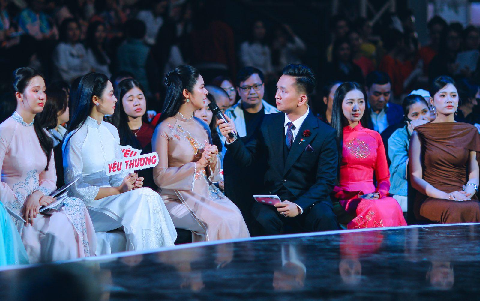 Hoa hậu Ngọc Hân xúc động rơi nước mắt khi nhắc đến các bệnh nhi. HHHoa hậu Ngọc Hân 2