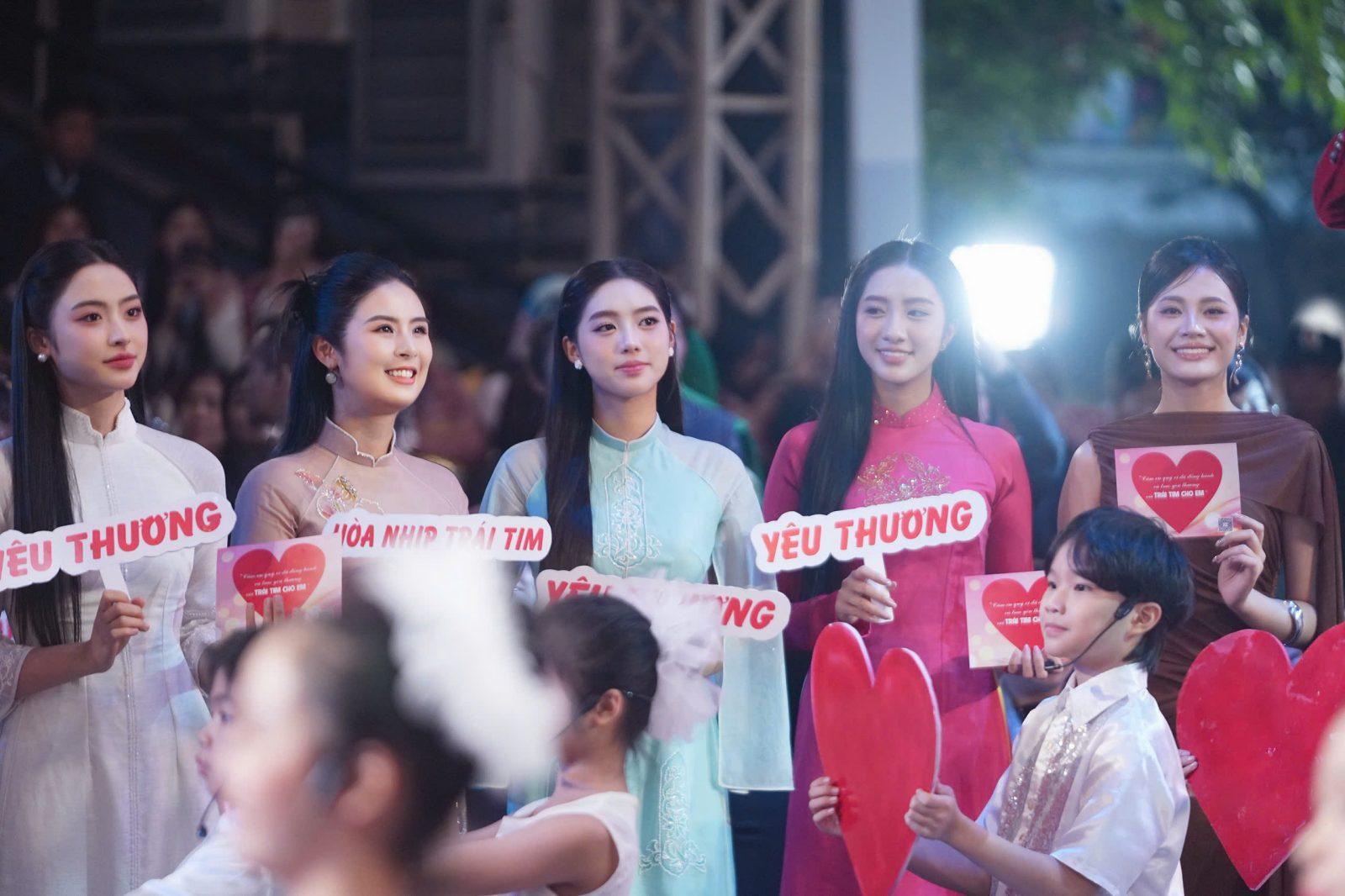 Ngọc Hân luôn dành nhiều tâm huyết cho các chương trình vì trẻ em. HHHoa hậu Ngọc Hân 5