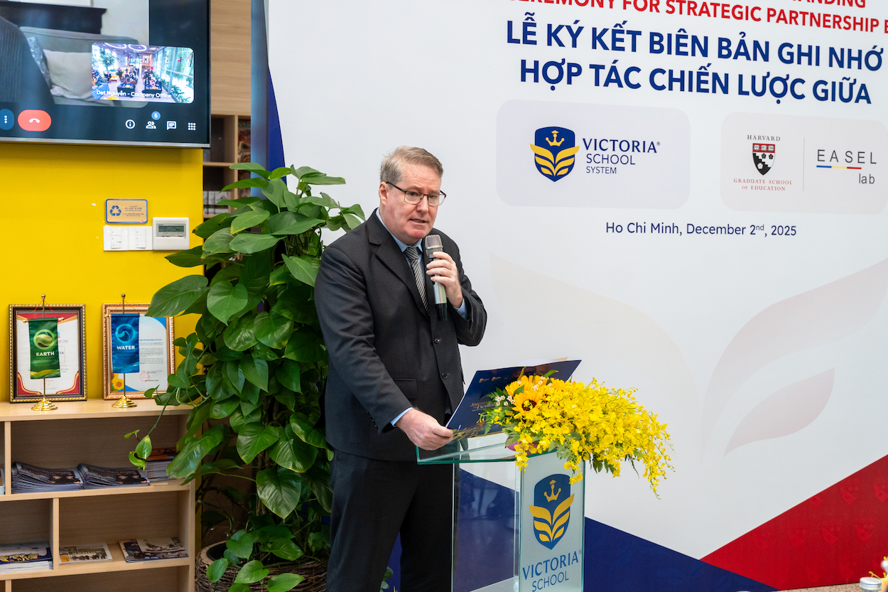 ThS. Christopher Bradley – Phó Tổng Giám đốc Chuyên môn Hệ thống Giáo dục Victoria School phát biểu tại lễ ký kết Hinh 4