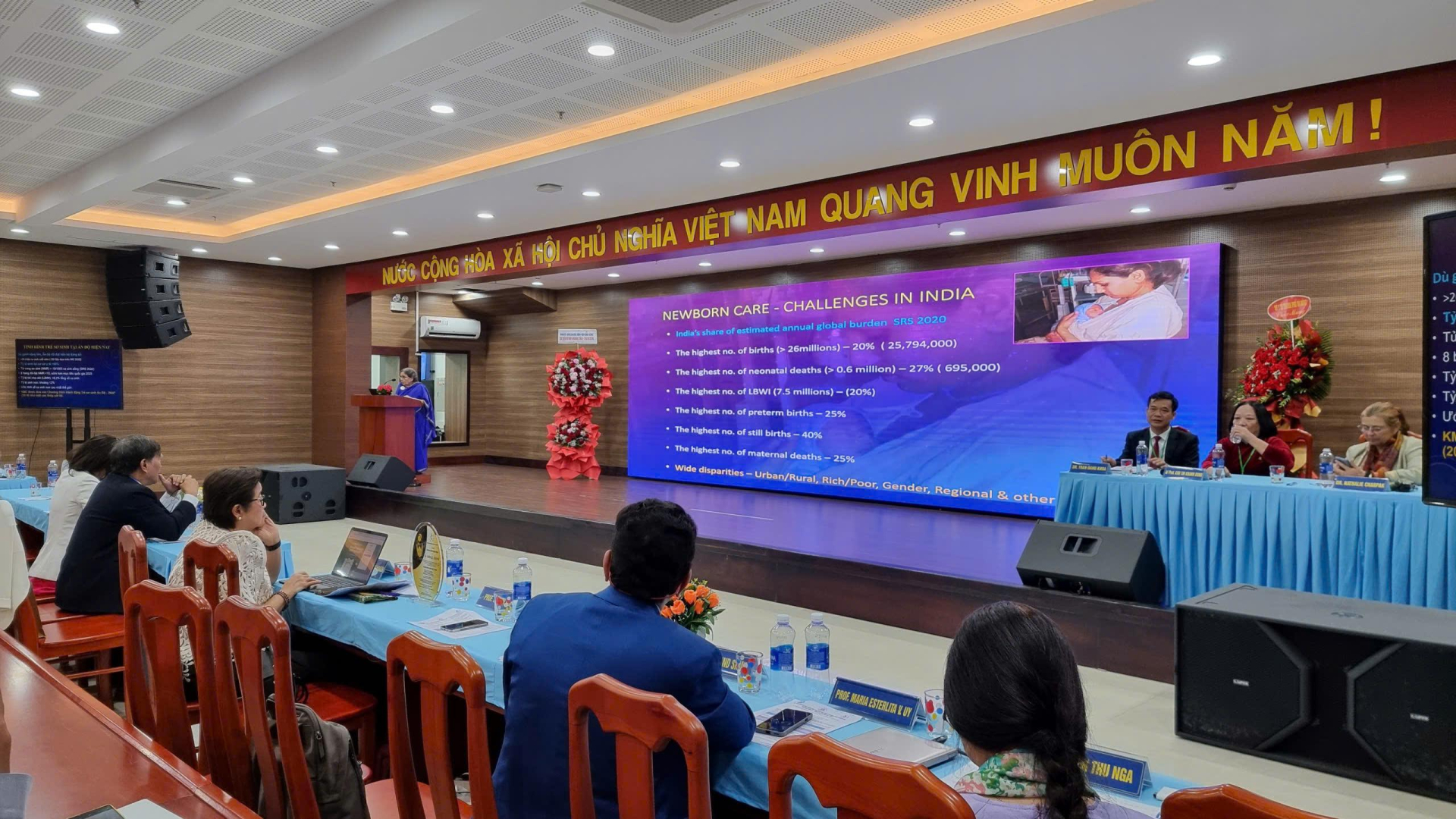 Các chuyên gia chia sẻ kinh nghiệm chăm sóc trẻ sơ sinh. hội nghị 7