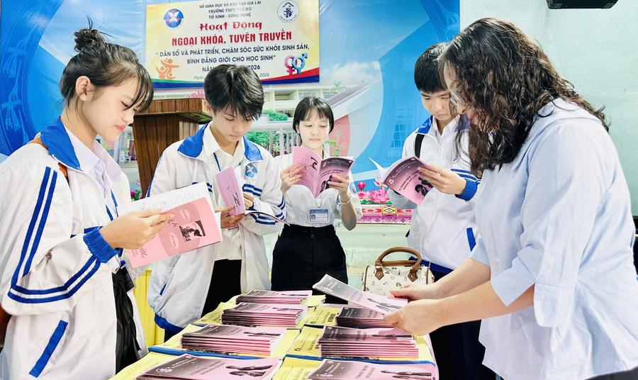 Các em học sinh hào hứng tìm hiểu về kiến thức sức khỏe sinh sản và kỹ năng tự bảo vệ. image-2