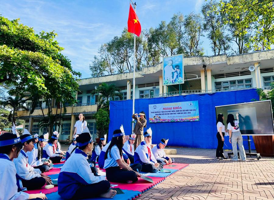 Thông qua việc cung cấp kiến thức, giải đáp trực tiếp và các hoạt động tương tác như “Rung chuông vàng”, học sinh được nâng cao hiểu biết, rèn kỹ năng tự bảo vệ và ứng xử an toàn trong giai đoạn nhiều biến đổi của tuổi vị thành niên. image