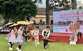 Độc đáo món gỏi 60 loại lá ở Hội chợ Mùa Thu