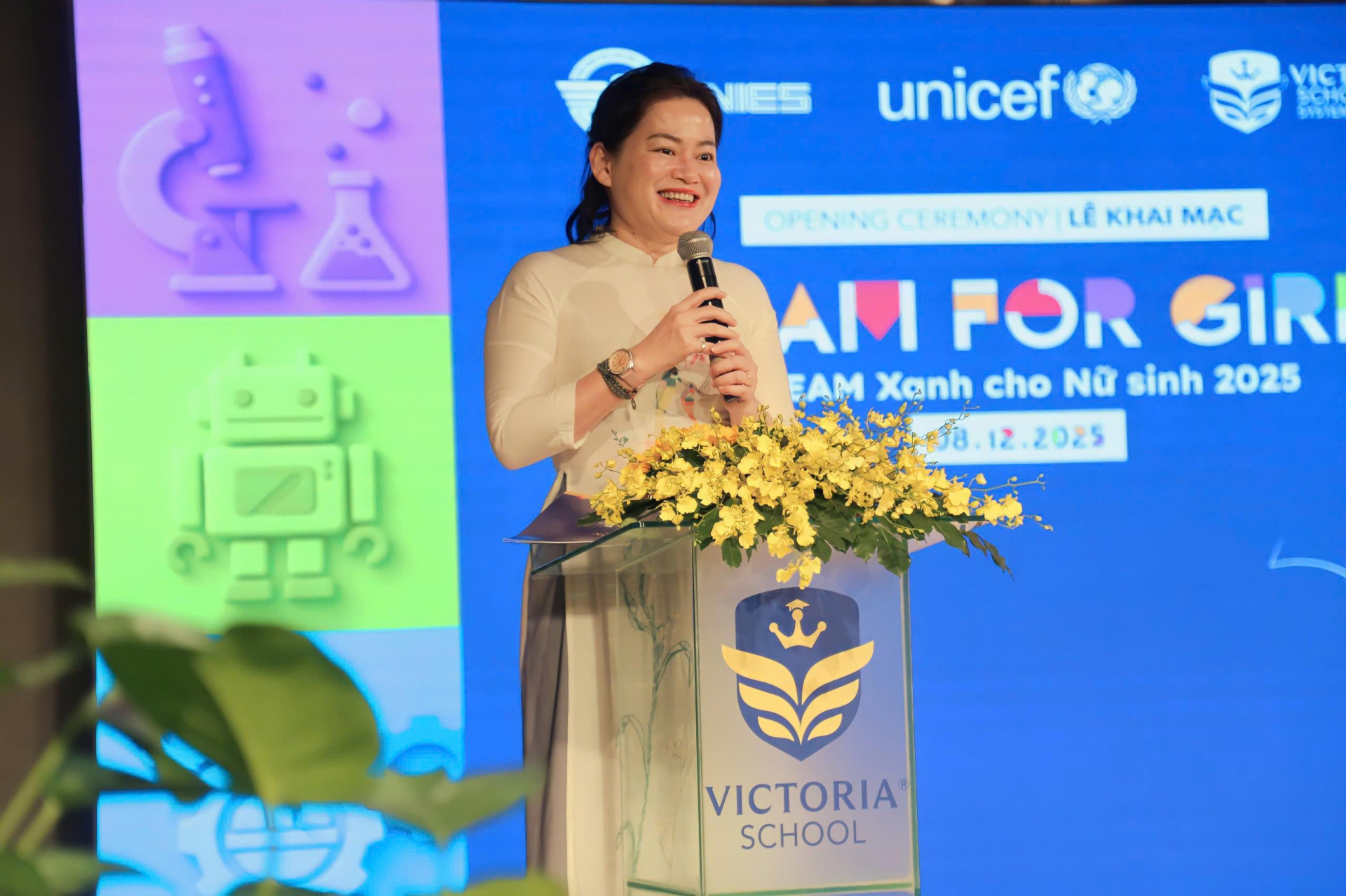 Bà Lê Nguyễn Trung Nguyên, Tổng giám đốc Hệ thống Giáo dục Victoria School, đơn vị đồng tổ chức, phát biểu tại lễ khai mạc lãnh đạo trường victoria