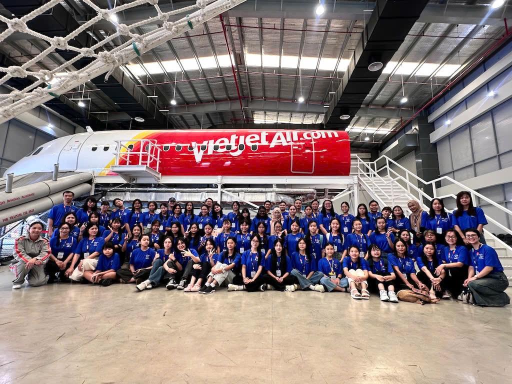 Các thí sinh và thầy cô hướng dẫn tham gia cuộc thi STEAM Xanh cho Nữ sinh 2025 vietjet