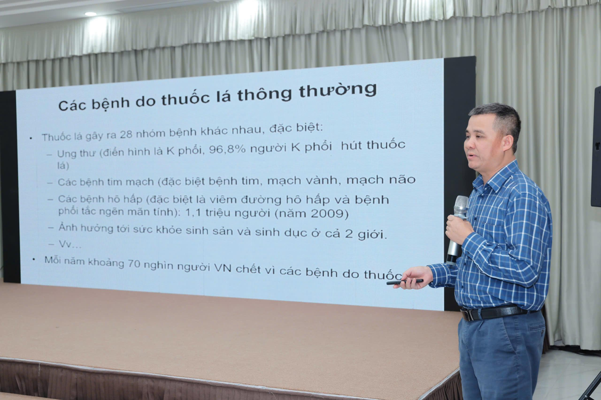 Bác sĩ Nguyễn Trung Nguyên, Giám đốc Trung tâm Chống độc, Bệnh viện Bạch Mai phát biểu tại hội thảo. z7280991597000_ac76d93620acbdefd229a4450fea470b