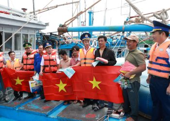 Những con tàu nơi tuyến đầu gửi niềm tin về Đại hội XIV của Đảng