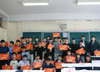 Loạt đại học lì xì, tặng miễn phí vé xe về quê ăn Tết cho sinh viên