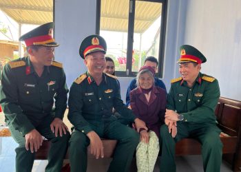 Quân khu 5 kết thúc “Chiến dịch Quang Trung”, bàn giao 610 căn nhà cho người dân vùng lũ