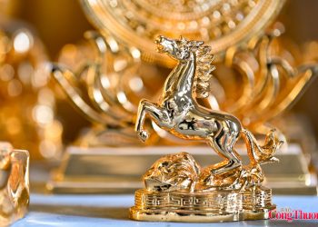 Linh vật ‘Hí Phù Thiên’ dát vàng hút khách dịp Tết