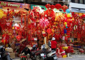 Chùm ảnh: Phố Hàng Mã nhộn nhịp dịp cận Tết