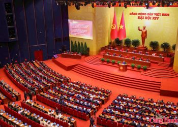 Người dân thủ đô háo hức theo dõi khai mạc Đại hội XIV của Đảng