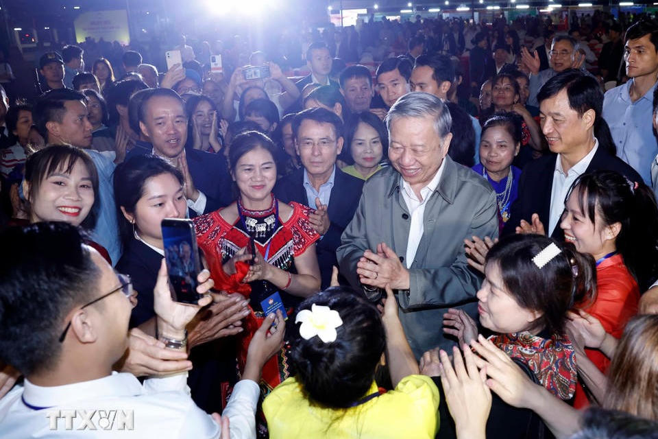 Tổng Bí thư Tô Lâm dự Ngày hội Đại đoàn kết toàn dân tộc tại phường Thượng Cát, TP Hà Nội, tháng 11/2025. (Ảnh: TTXVN)