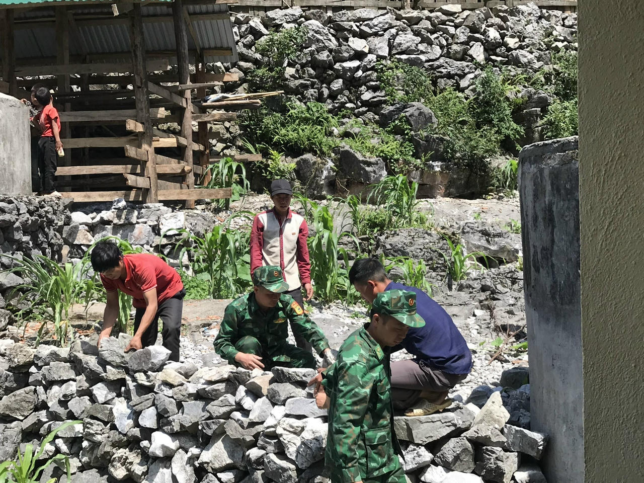 Các chiến sĩ Đồn BP Xuân Trường hỗ trợ người dân xây dựng. (Ảnh: Đồn BP Xuân Trường)