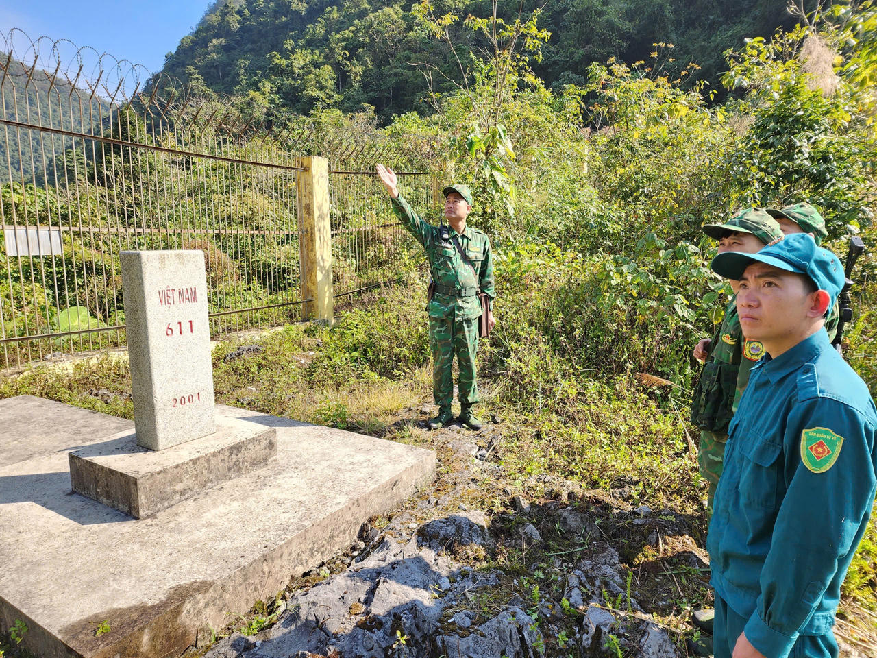Trung tá Vũ Minh Chiến, Đồn trưởng Đồn BP Xuân Trường cùng cán bộ, chiến sĩ tuần tra biên giới tại mốc 611. (Ảnh: Đồn BP Xuân Trường)