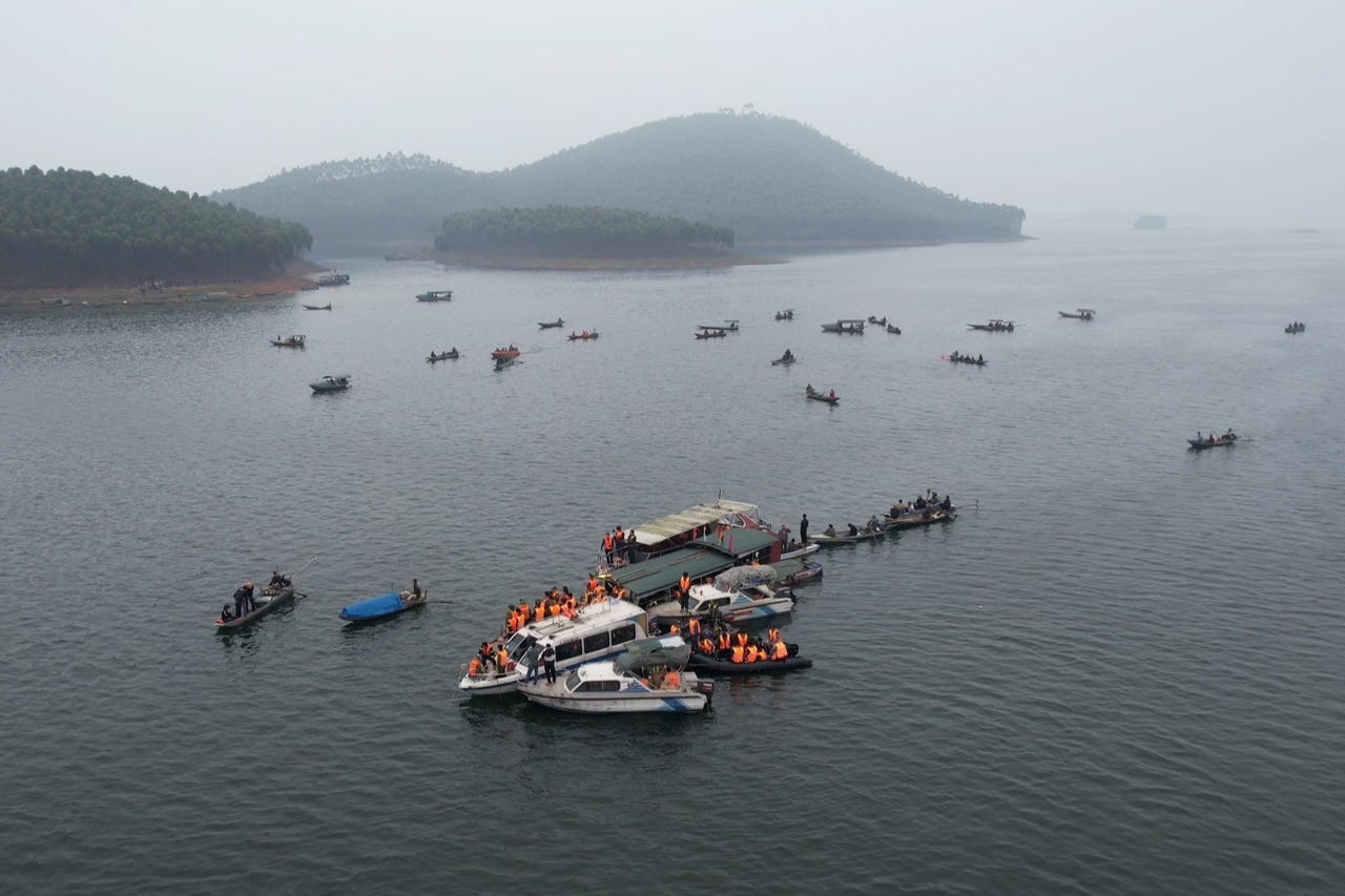 Khẩn trương điều tra vụ chìm tàu làm 6 người tử vong ở hồ Thác Bà