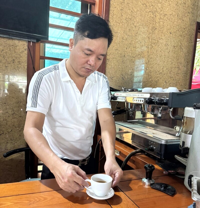 Anh Phạm Thanh Tùng đam mê pha chế cà phê và các loại nước uống cho khách hàng. Ảnh: Mai Liễu