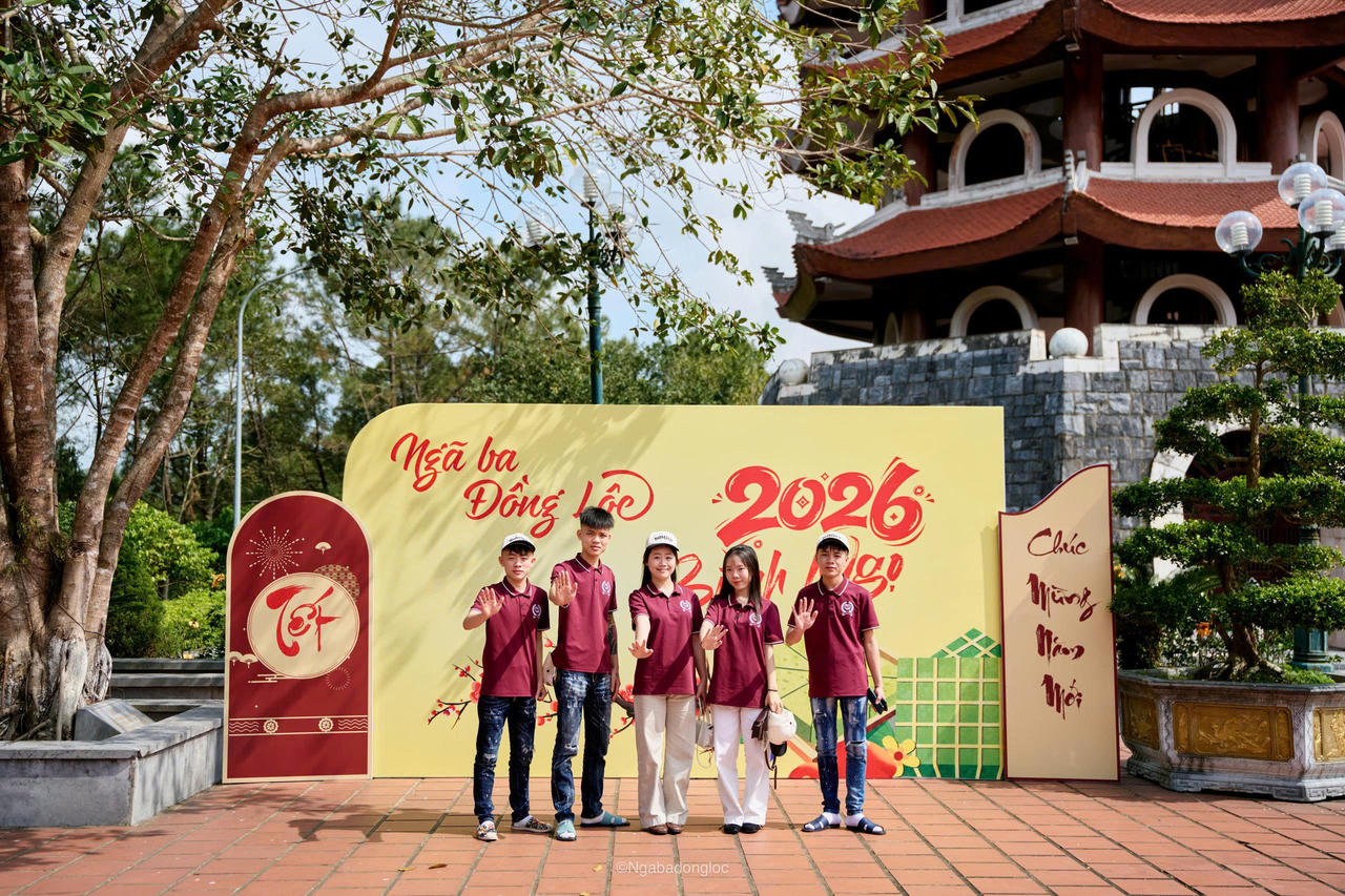 Các em học sinh tri ân và check-in tại  Ngã ba Đồng Lộc những ngày đầu năm mới.