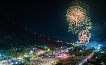 Người dân đổ về Văn Miếu Quốc Tử Giám xin chữ, cầu may