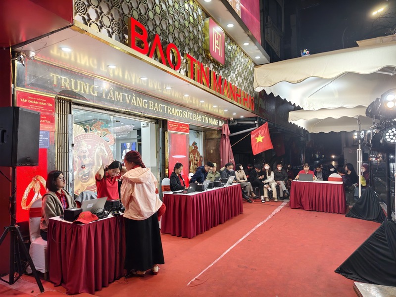 Người dân xếp hàng từ sáng sớm để mua vàng trong ngày vía Thần Tài 2026. Ảnh: BTMH