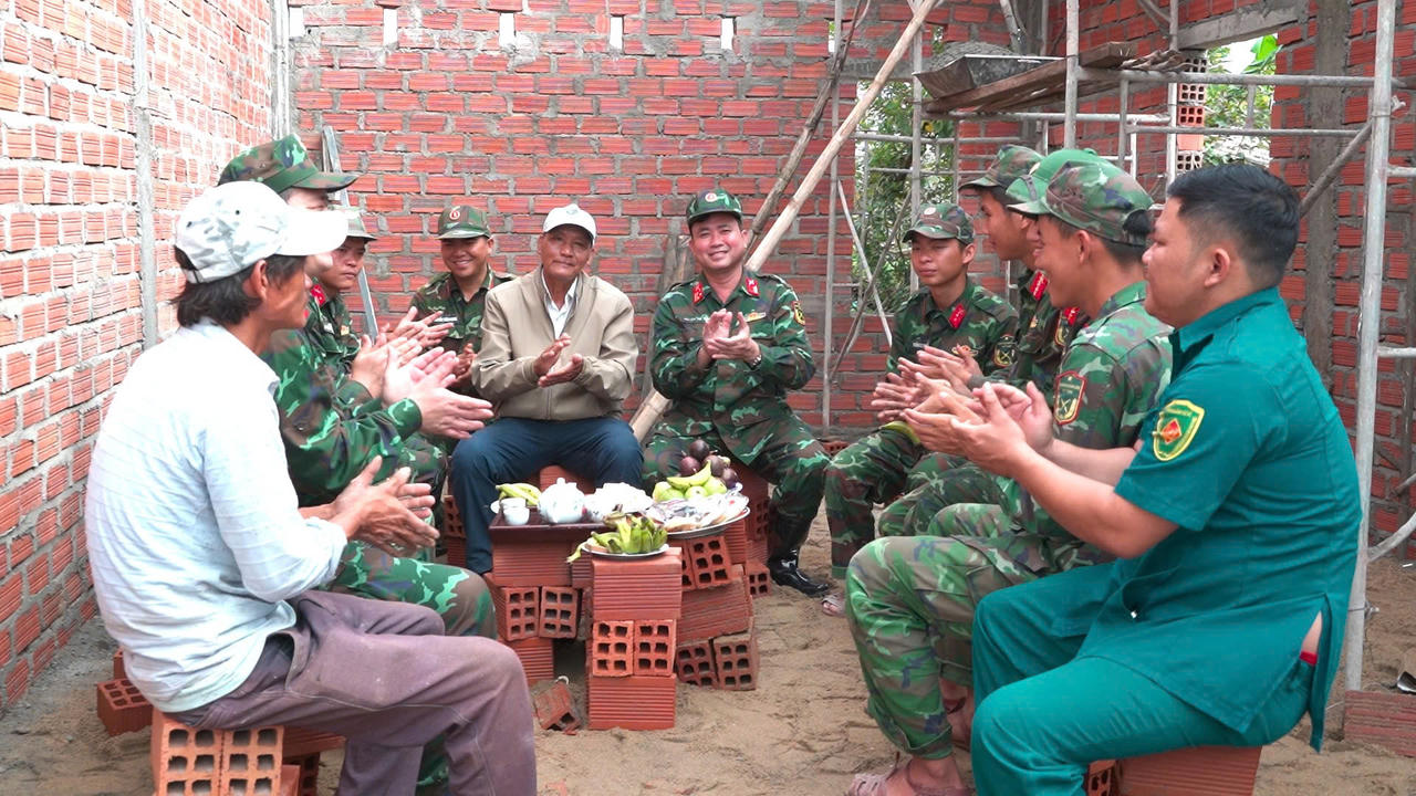 Những phần quà quê mộc mạc mà gia đình ông Nguyễn Thanh Cường và bà con thôn Kim Đông gửi tặng các chú bộ đội.
