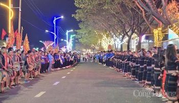 Đào Lai Châu về xuôi, sắc xuân vùng cao sôi động thị trường Tết