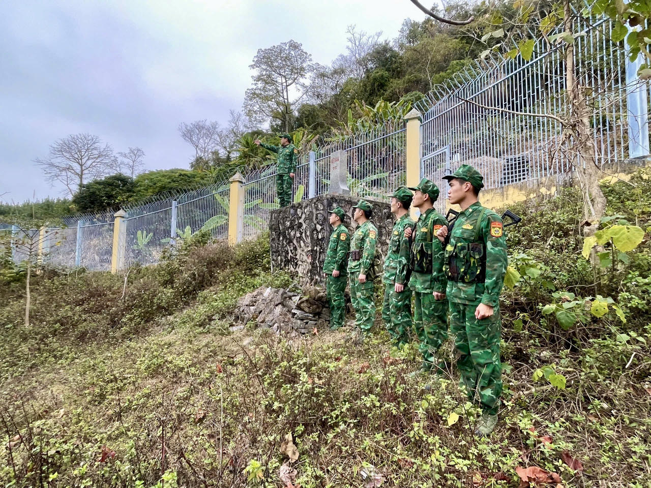 Cán bộ, chiến sĩ Đồn BP Thị Hoa tuần tra bảo vệ biên giới. (Ảnh: Đồn BP Thị Hoa)