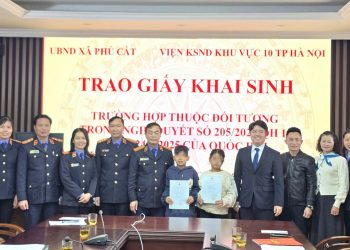 Viện KSND khu vực 10 trao giấy khai sinh, trao gửi yêu thương cho hai trẻ em dịp Tết đến, Xuân về