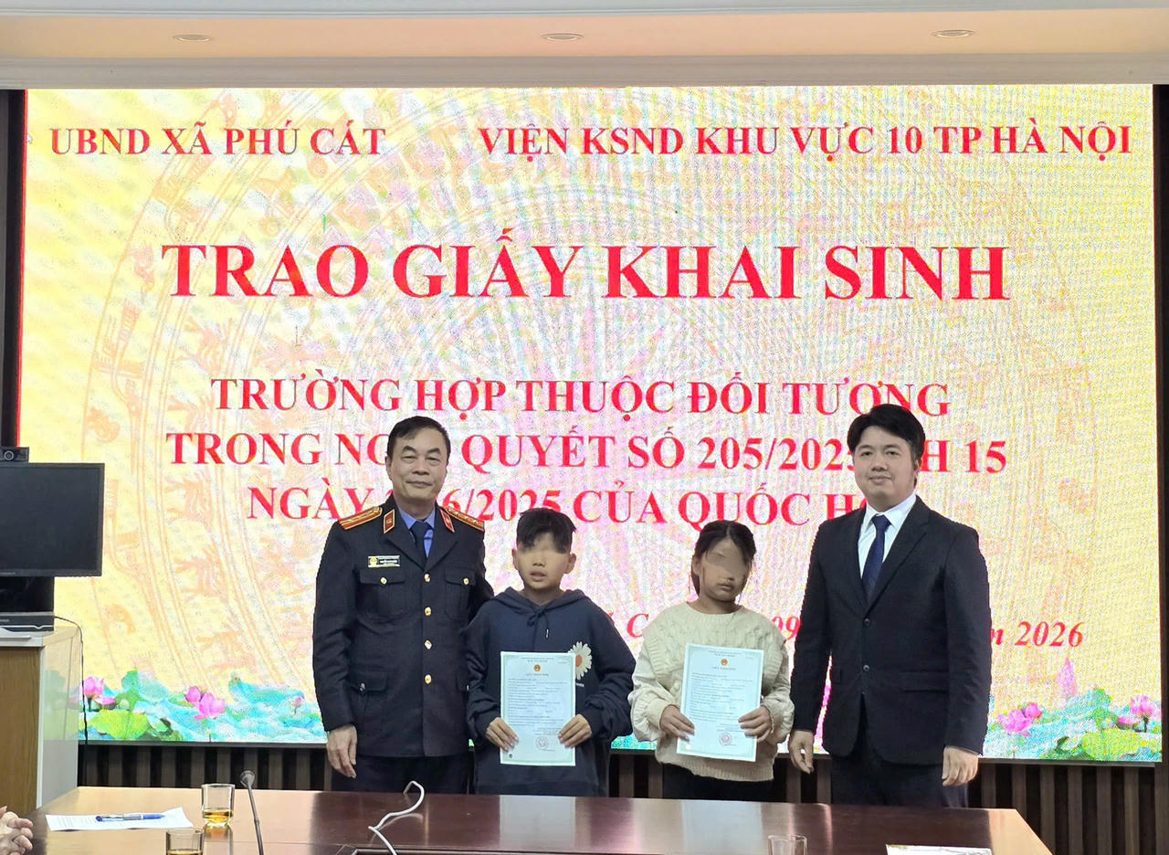 Viện KSND khu vực 10 trao giấy khai sinh, trao gửi yêu thương cho hai trẻ em dịp Tết đến, Xuân về Viện KSND khu vực 10 trao giấy khai sinh, trao gửi yêu thương cho hai trẻ em dịp Tết đến, Xuân về