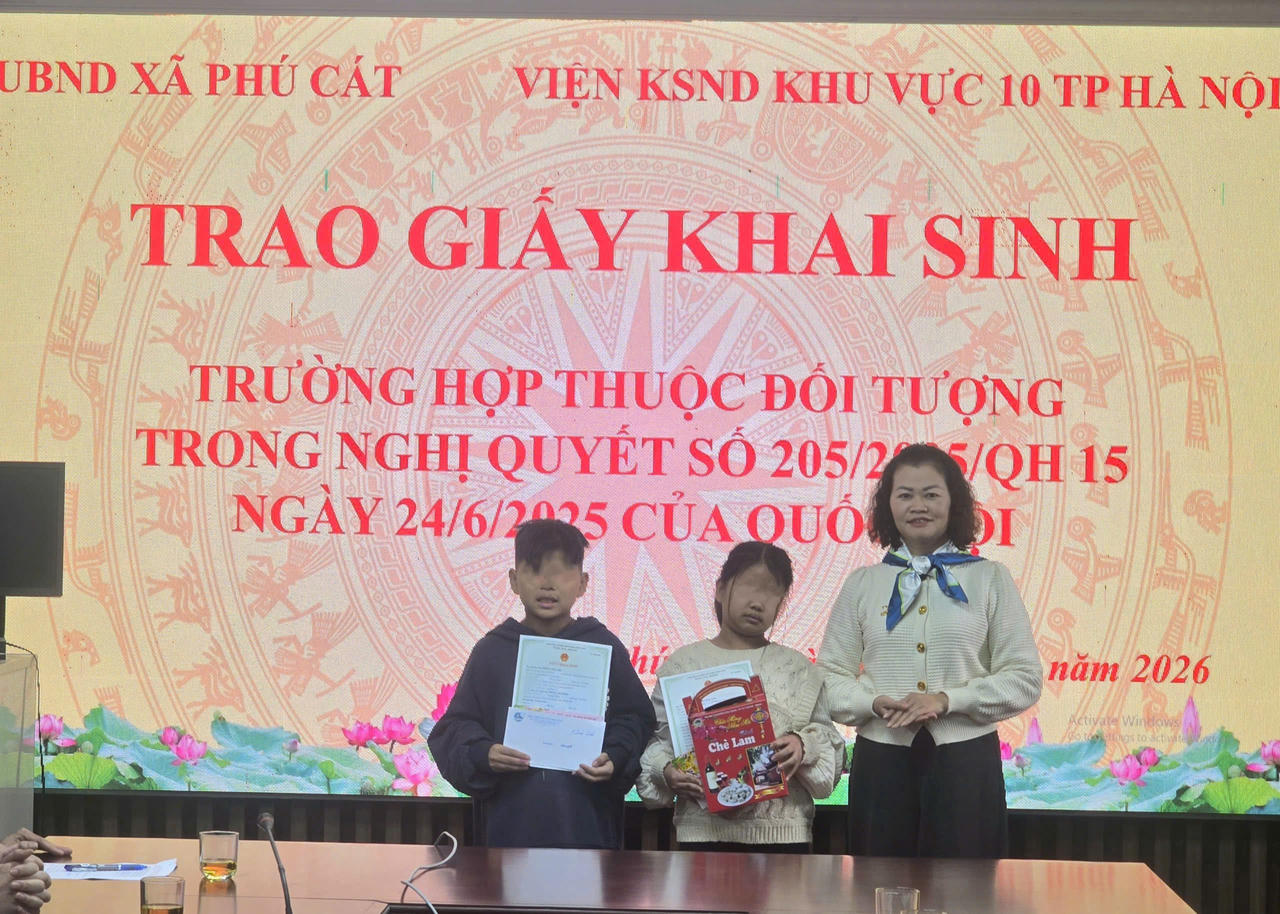 Viện KSND khu vực 10 trao giấy khai sinh, trao gửi yêu thương cho hai trẻ em dịp Tết đến, Xuân về