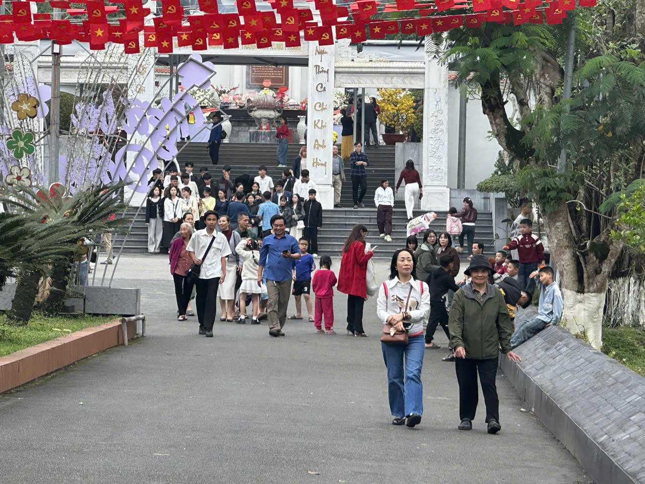 Người dân phấn khởi về nguồn những ngày đầu năm mới.