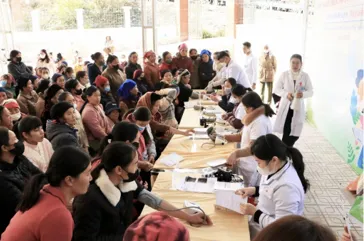 Đông đảo người dân đã có mặt từ sớm trong ngày diễn ra chương trình khám bệnh, tư vấn sức khỏe và cấp phát thuốc miễn phí anh-4