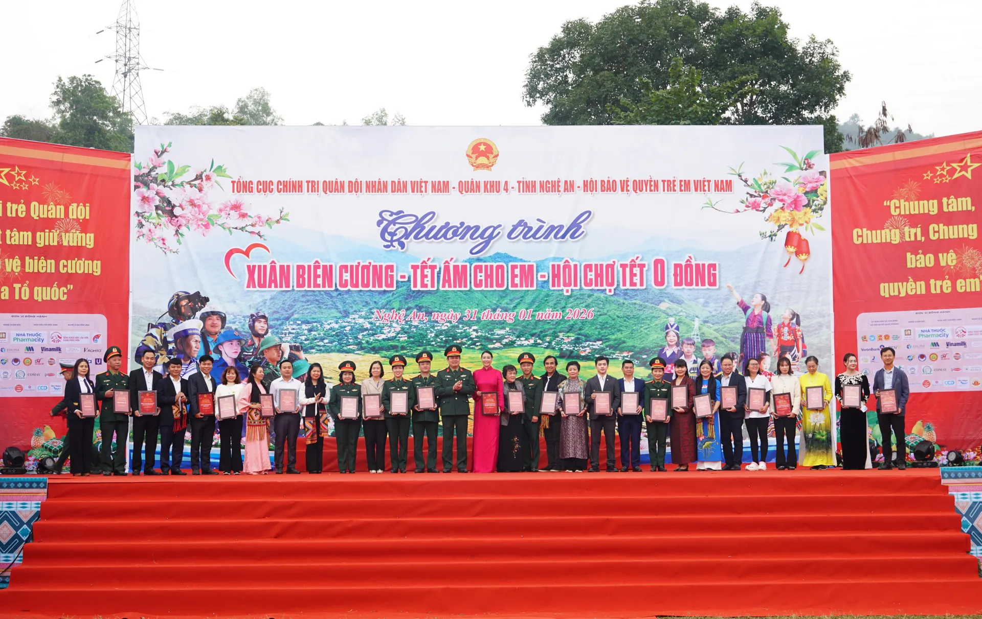 Các NTT vinh dự nhận