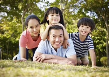 Gia đình hạnh phúc – nền tảng cho tuổi thơ trọn vẹn của trẻ em