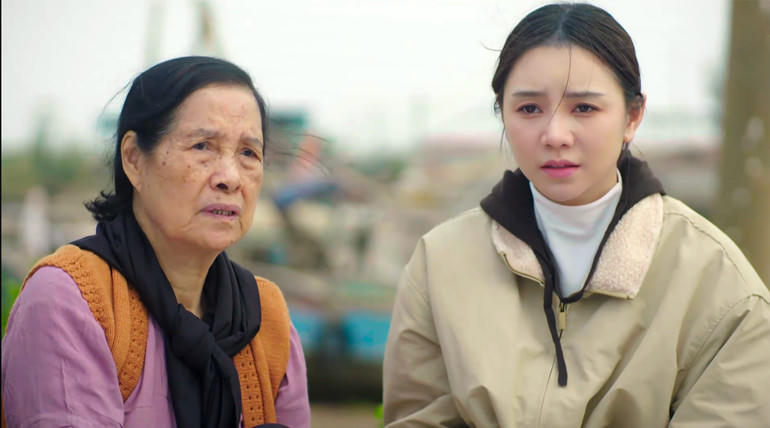 ‘Bước chân vào đời’ lựa chọn cách kể chuyện dung dị, tập trung khai thác sâu về tâm lí nhân vật, qua đó bật lên được ấm áp tình thân, tình người, hi vọng (ảnh trong phim).