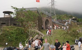 Gia Lai: Nhiều điểm du lịch đông nghịt, du khách xếp hàng tham quan