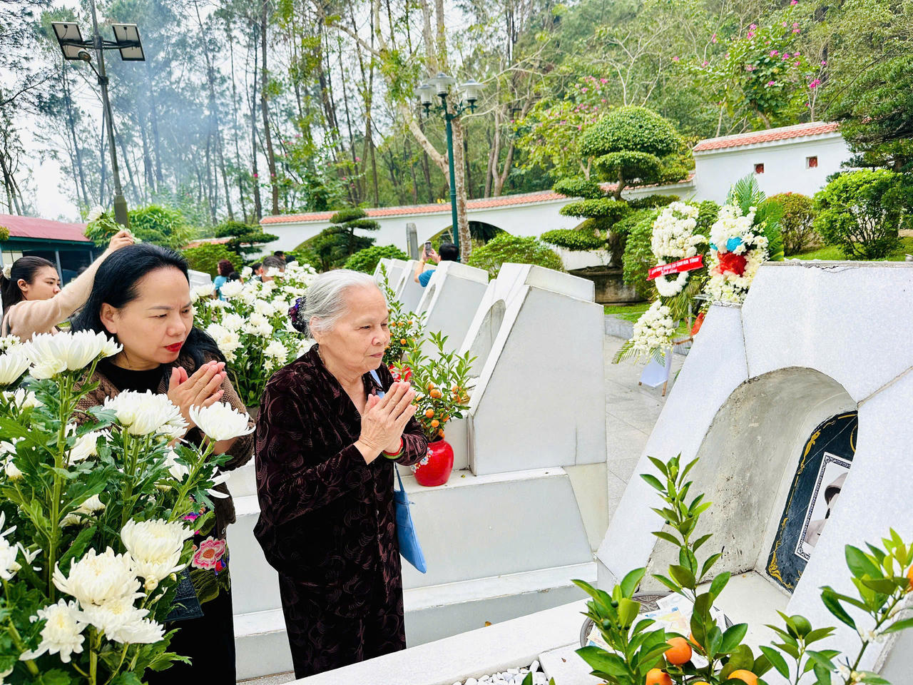 Nhiều gia đình cùng nhau thắp hương các liệt sĩ những ngày đầu năm mới.