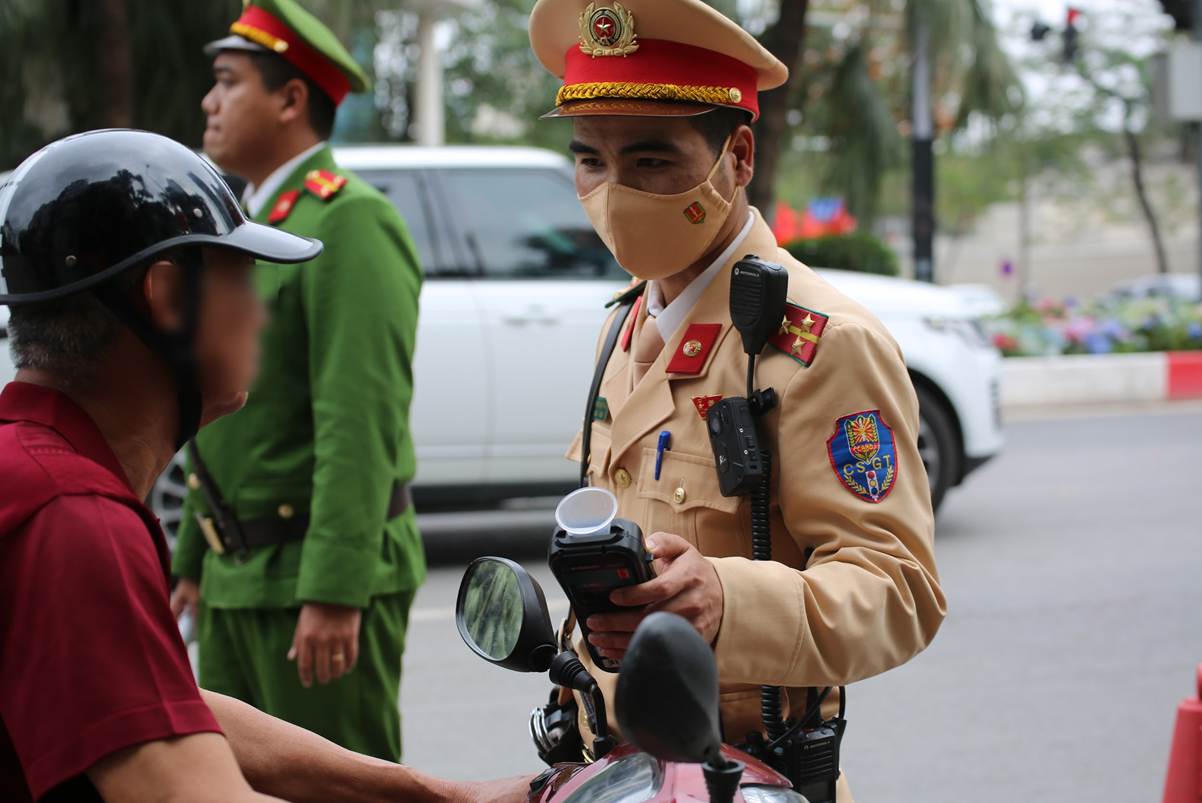 CSGT và Công an phường Ngọc Hà triển khai thực hiện nhiệm vụ trưa 23/02.