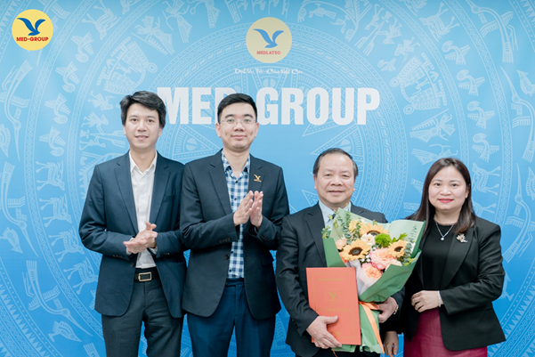 Bác sĩ Thụ chụp hình cùng PGS.TS.BSCC Nguyễn Quốc Dũng (thứ 2 từ phải qua) và Ban lãnh đạo MEDLATEC GROUP.