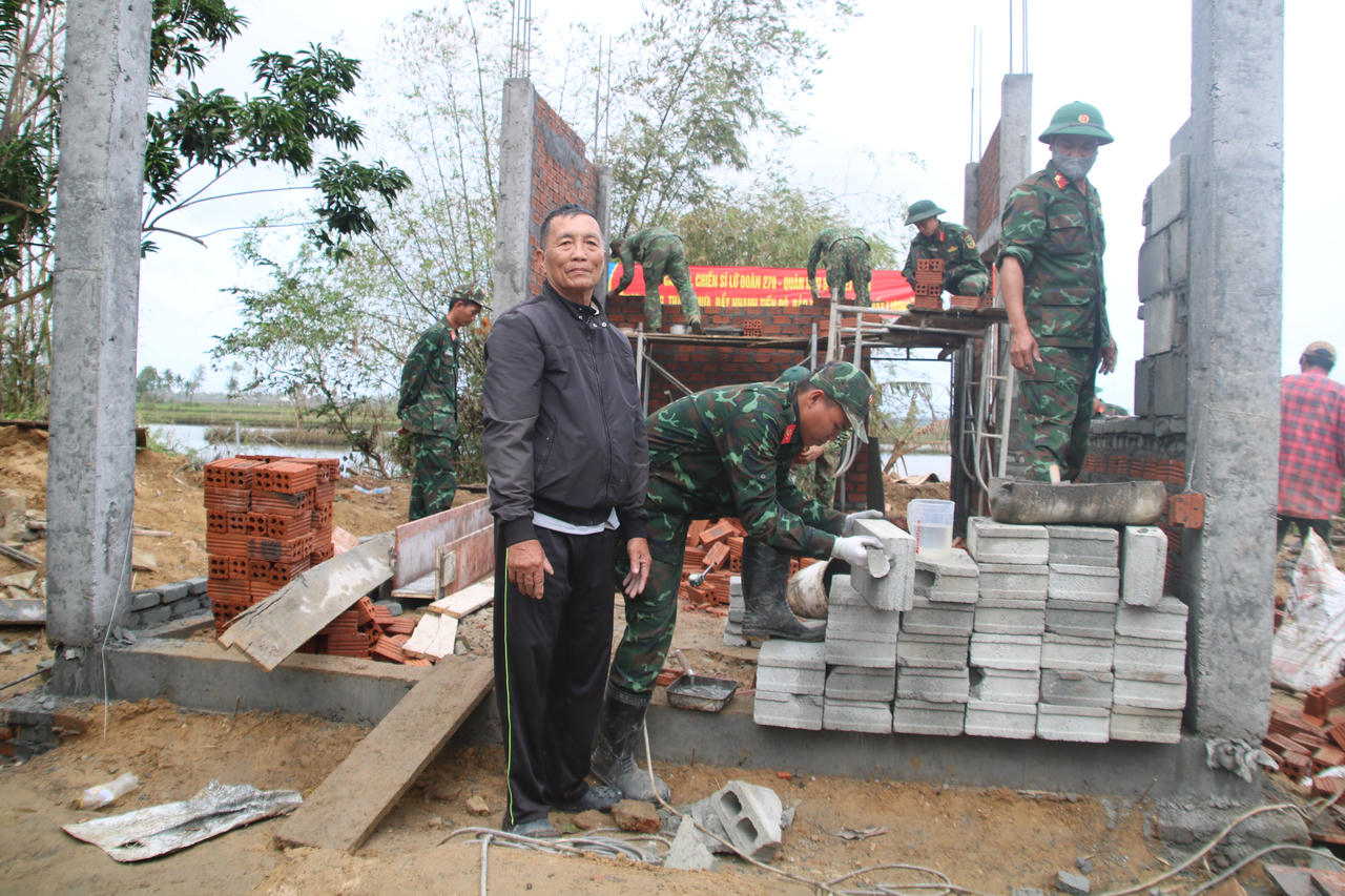 Ông Huỳnh Phi đang hình dung về một cái Tết ấm áp, đủ đầy khi được sống trong căn nhà mới.