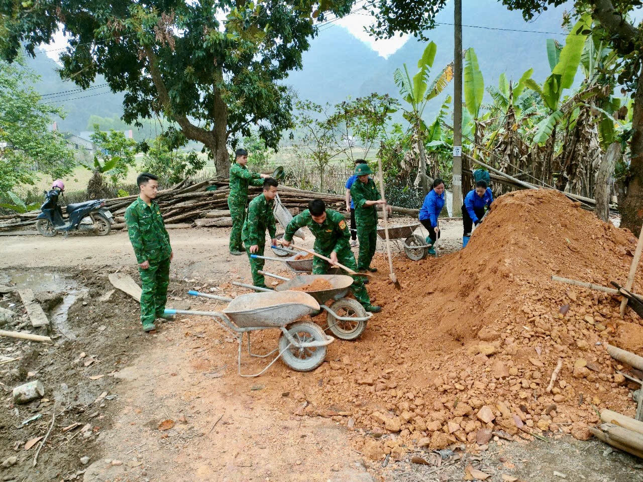 Cán bộ, chiến sĩ Đồn BP Thị Hoa giúp người dân xây dựng xoá nhà tạm, nhà dột nát. (Ảnh: Đồn BP Thị Hoa)