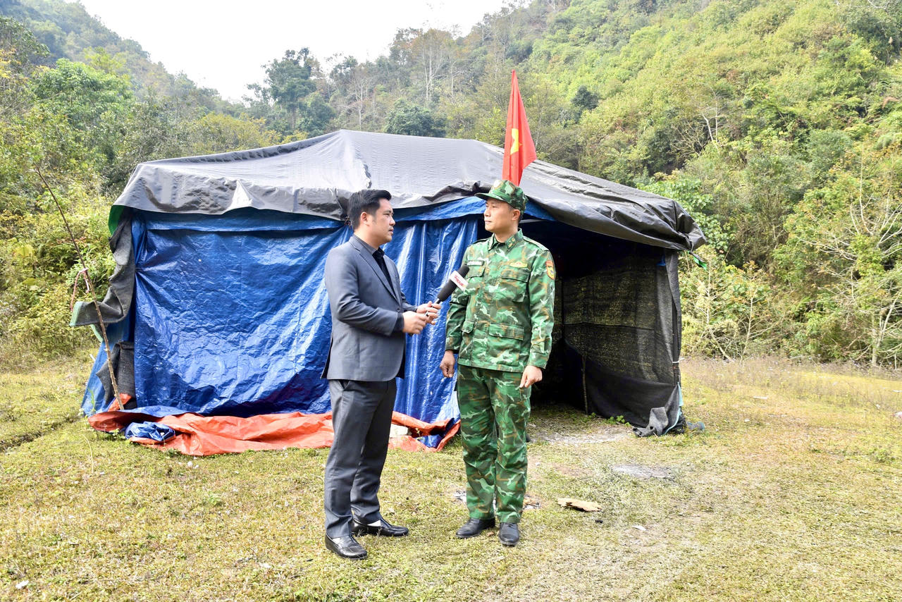 PV Báo PLVN phỏng vấn chiến sĩ Đồn Biên phòng Ngọc Côn. (Ảnh: Thanh Tùng)