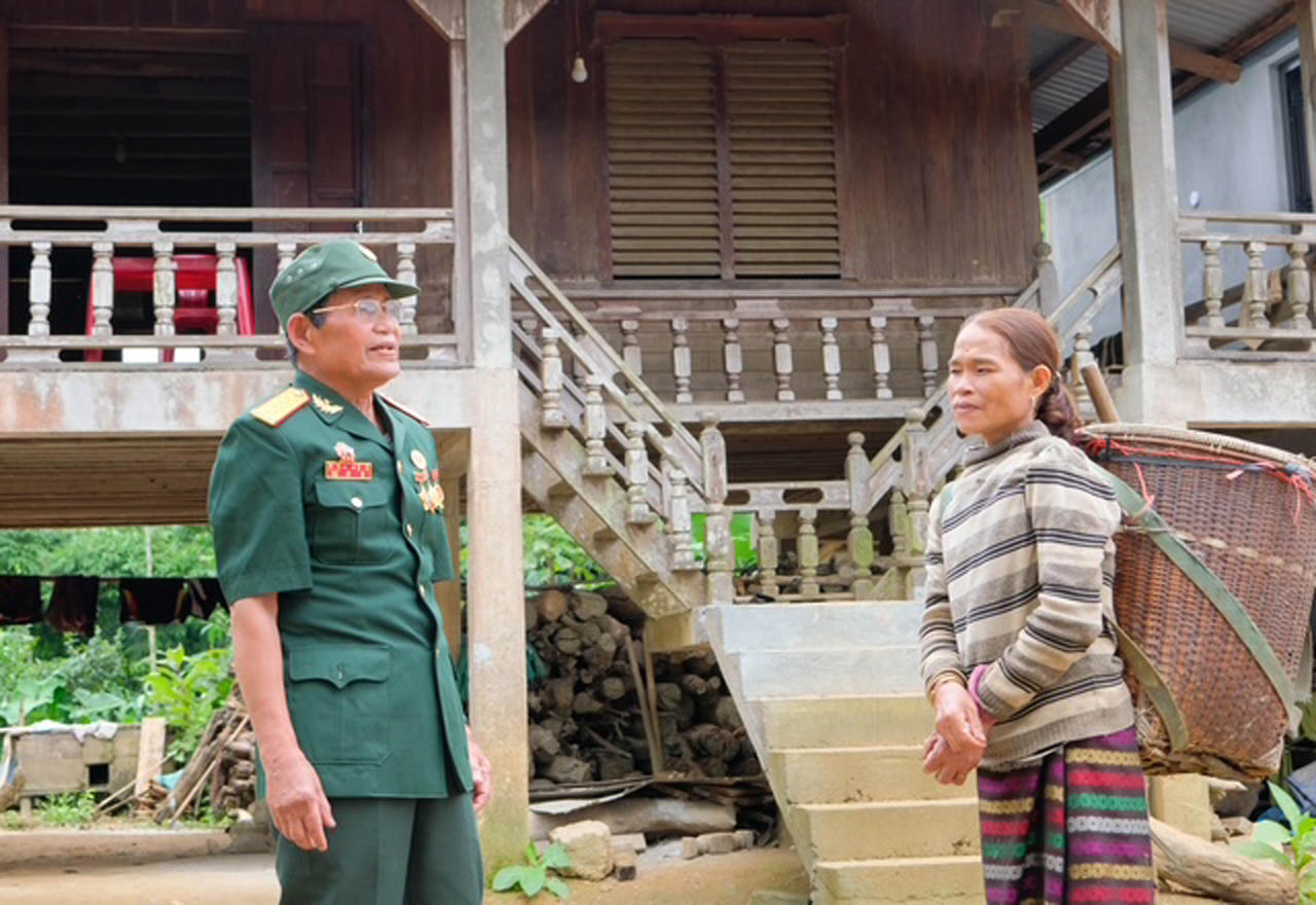 Cựu chiến binh Hồ Văn Xang là tấm gương để dân làng học hỏi. (Ảnh trong bài: Trần Tuyền)