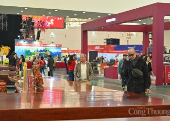 Ngắm phiến gỗ 1,5 tỷ đồng tại Hội chợ Mùa Xuân 2026